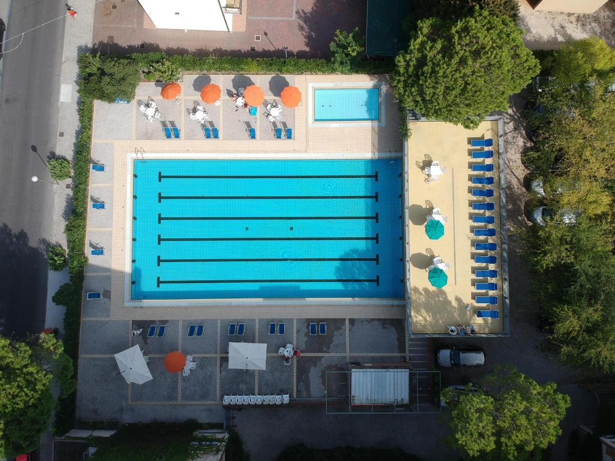 Condominio Res. Palace Бибионе Экстерьер фото