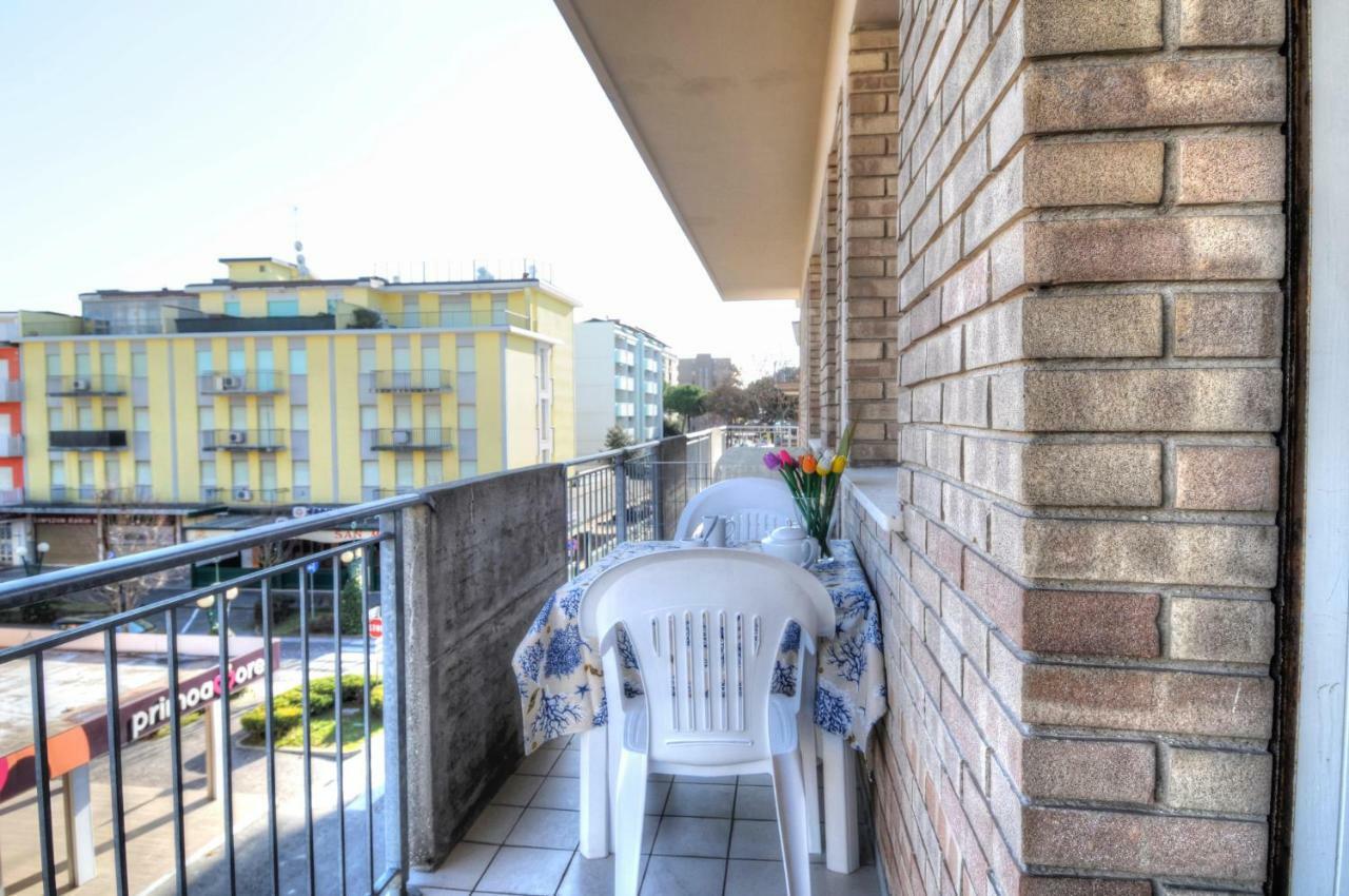 Condominio Res. Palace Бибионе Экстерьер фото